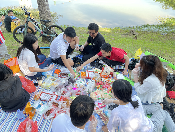 員(yuan)工聚(ju)餐(can)